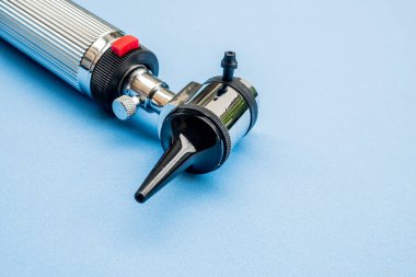 Mavi arka planda Tıbbi Ekipman Otoskobu