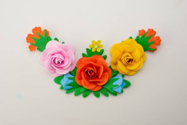 Beyaz arkaplanda el yapımı renkli kağıt çiçekler