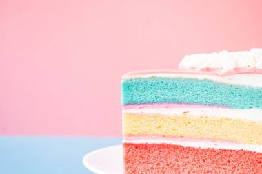 Pembe arka planda katman gökkuşağı pastası