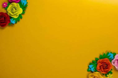 Beyaz arkaplanda el yapımı renkli kağıt çiçekler