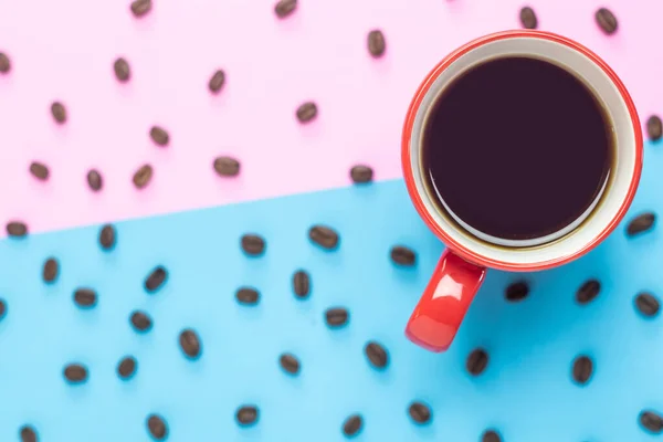 Rote Tasse Kaffeebohnen Auf Blauem Rosa Pastellhintergrund Flach Lag Ansicht — Stockfoto