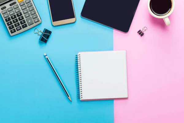 Schreibtisch Computer Tablet Smartphone Pastelltöne Farbe Kopierraum Und Zubehör Draufsicht — Stockfoto