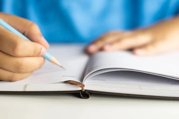 Frau Hand Auf Notizbuch Aus Nächster Nähe — Stockfoto