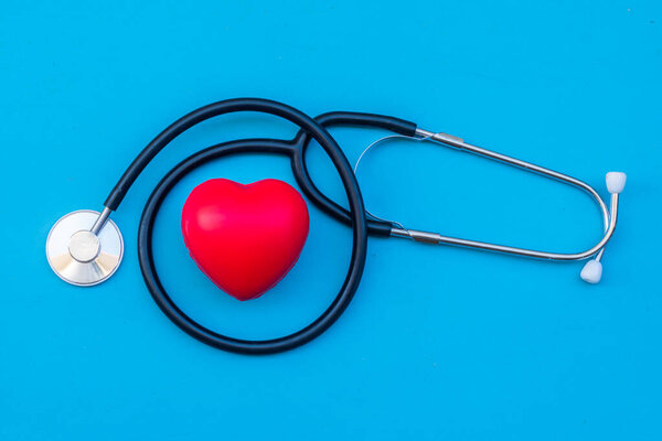 стетоскоп с красным сердцем на синем фоне