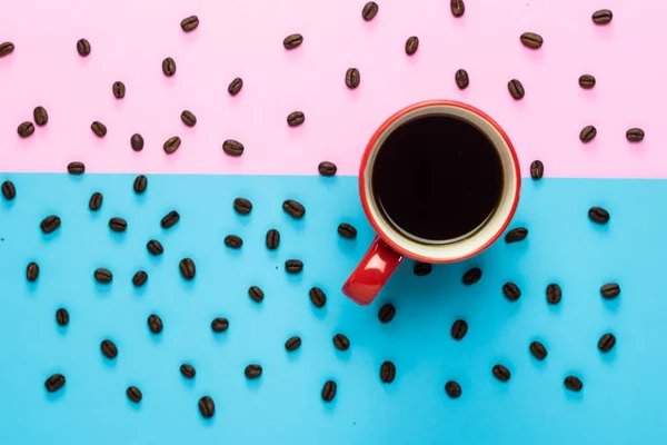 Rote Tasse Kaffeebohnen Auf Blauem Rosa Pastellhintergrund Flach Lag Ansicht — Stockfoto