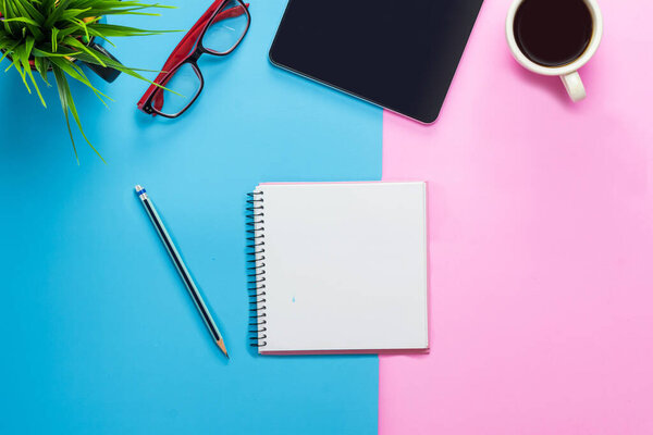 настольный компьютер планшет, смартфон пастельного тона цвета, копировальное пространство и принадлежности. Вид сверху с пространством для копирования