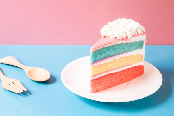 Pembe arka planda katman gökkuşağı pastası