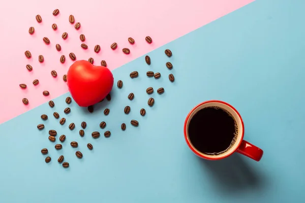 Rote Tasse Mit Herzkaffee Bohnen — Stockfoto