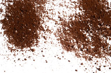 Kahve ya da çikolata tozu. Anında kahve. Beyaz arka planda izole edilmiş toz.