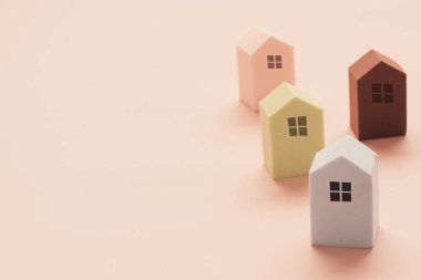 Renkli arka planda ev modelleri. Gayrimenkul, ev almak, yeni evler