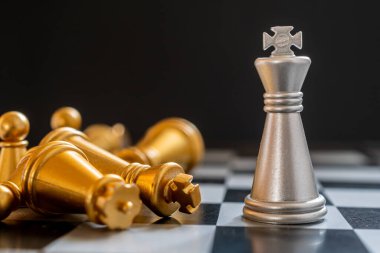 Satranç oyunu tüm satranç taşlarına karşı duruyor. Strateji, Planlama ve Karar İş Konsepti