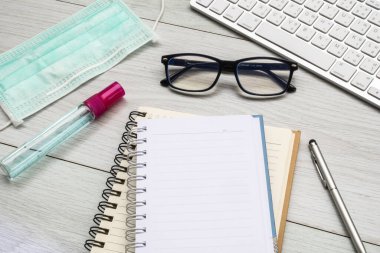 Ofis masası ahşap masası. Evden çalış ve ev konseptinde kal. 