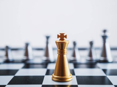 Satranç tahtası oyunu beyaz arkaplandaki tüm satranç taşlarına karşı duruyor. Strateji, Planlama ve Karar İş Konsepti