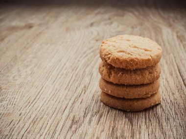 Ev yapımı bisküviler kırsal ahşap masada.