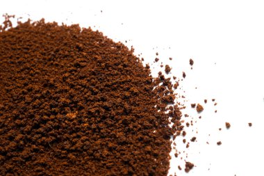 Kahve ya da çikolata tozu. Anında kahve. Beyaz arka planda izole edilmiş toz.