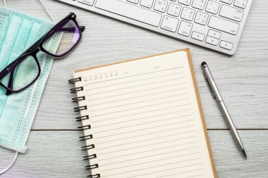 Ofis masası ahşap masası. Evden çalış ve ev konseptinde kal. 