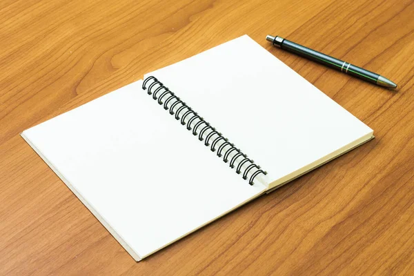 Masa başı ahşap arka planda boş kitap kapağı oluşturun