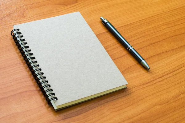 Masa başı ahşap arka planda boş kitap kapağı oluşturun