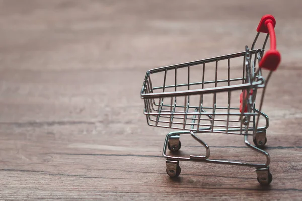 Leerer Einkaufswagen Auf Hölzernem Kopierplatz — Stockfoto