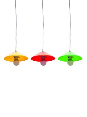 Beyaz arkaplanda renkli lambalar