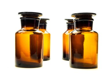 Beyaz arka planda kırmızı kahverengi şişe