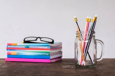 İçinde kitap olan cam kalem şişesi.