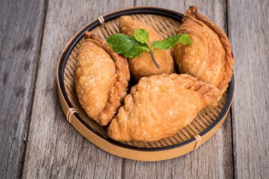 Tahta masada körili börek.