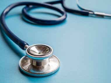 steteskop mavi arkaplan kopyalama alanı