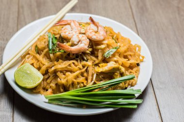 Tayland yemeği, ahşap masada Tayland yemeği.
