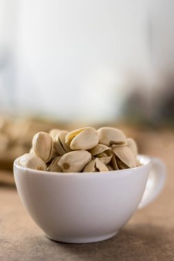 Tahtada tuzlu şam fıstığı