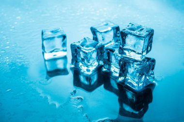 mavi arkaplanda buz küpleri