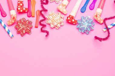 Renkli konfetili düz konum ve pembe arkaplan üzerinde metin için boşluk, üst görünüm