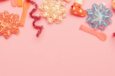 Çeşitli parti konfeti aksesuarlarıyla birlikte pembe arka plan kutlaması. Yeni yıl konsepti, fotokopi alanı, Top view, düz yatış konsepti ile birlikte Noel konsepti.