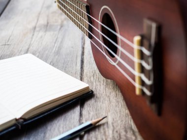 Eski ahşap arka planda ukulele kapat
