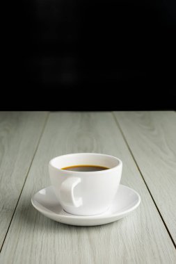 Beyaz fincan kahveyi tahtaya kapat.