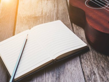 Eski ahşap arka planda ukulele kapat