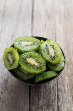 kivi taze meyve kasede ahşap masada