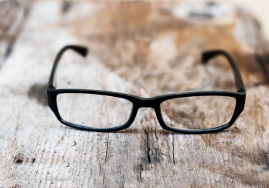 Bardaklar ahşap masada