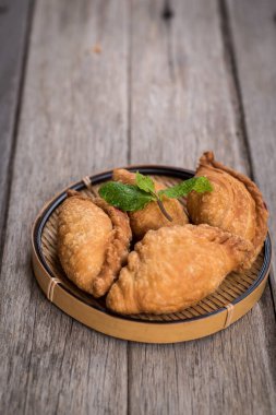 Tahta masada körili börek.