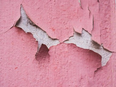 Duvardaki boya soyuluyor. 
