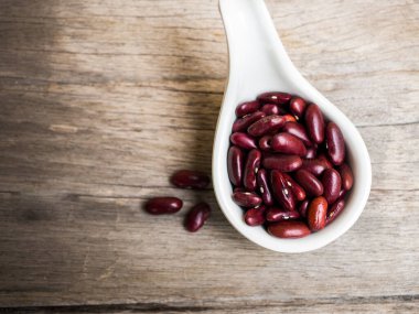 Tahta kaşıkta kırmızı fasulye