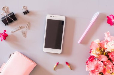 Çiçekli akıllı telefon. Renkli, modern arka plan.