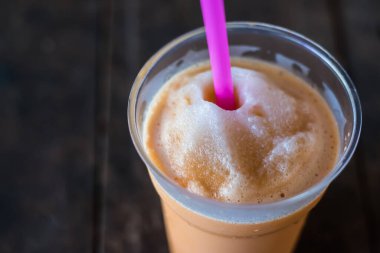 Buzlu çay sütü yakın.