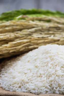 Çuvaldaki beyaz pirinç