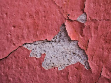 Duvardaki boya soyuluyor. 