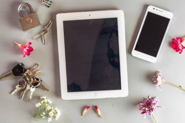 Çiçekli akıllı telefon. Renkli, modern arka plan.