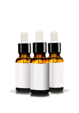 Beyaz arka planda izole edilmiş gerekli yağ şişeleri