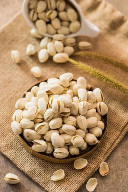 Tahtada tuzlu şam fıstığı