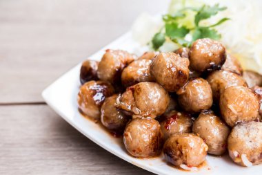 Izgara sosis, renkli modern arka plan.