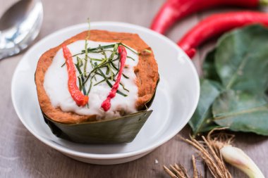 Muz yapraklı körili balık, Tayland yemeği.